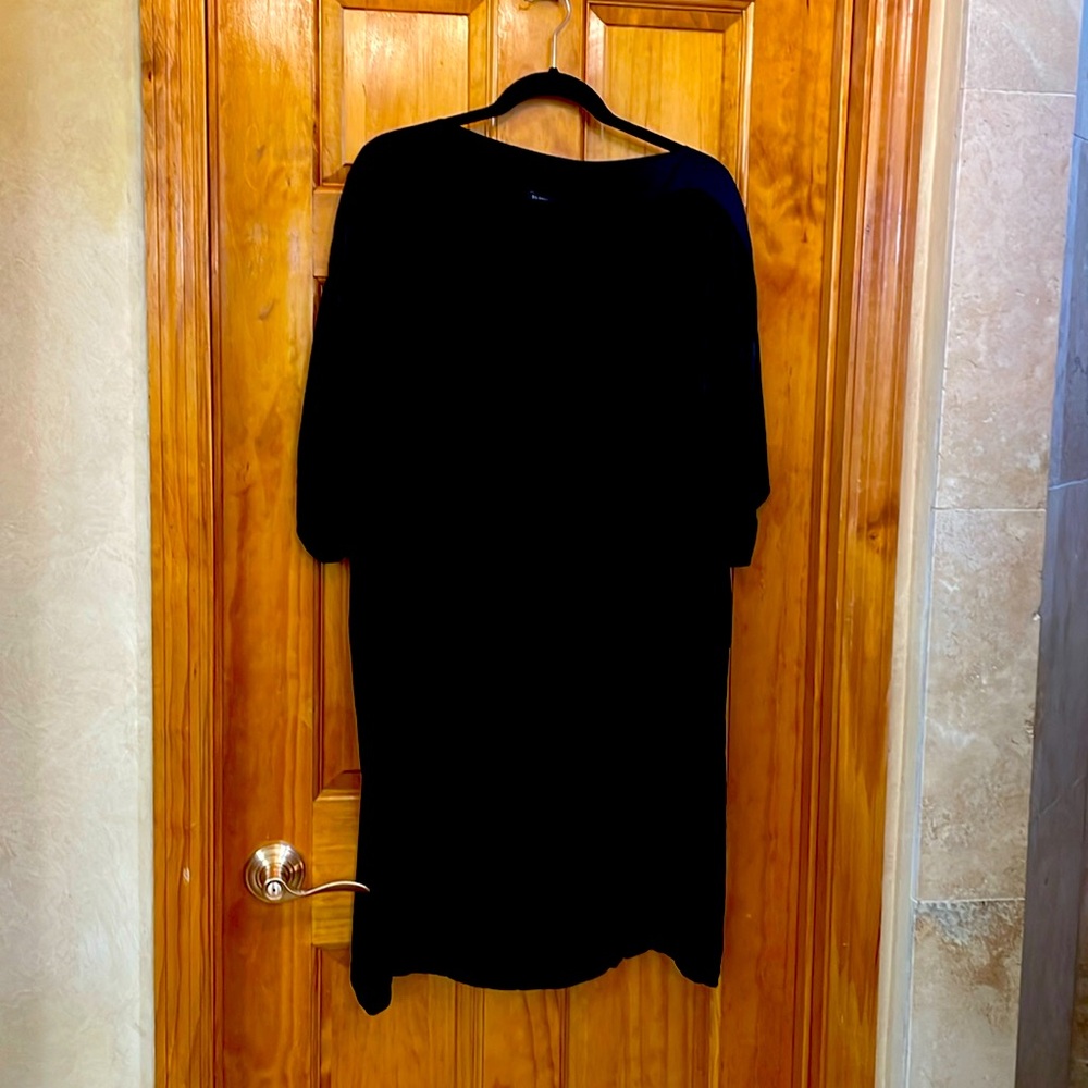 Beautiful Eileen Fisher velvet dress.
Pit to pit 25 in
Length 37 in.